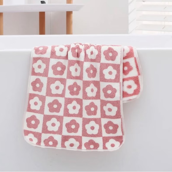 Groovy floral checker towels | bathroom towel | face wash towels NWT - Picture 3 of 5